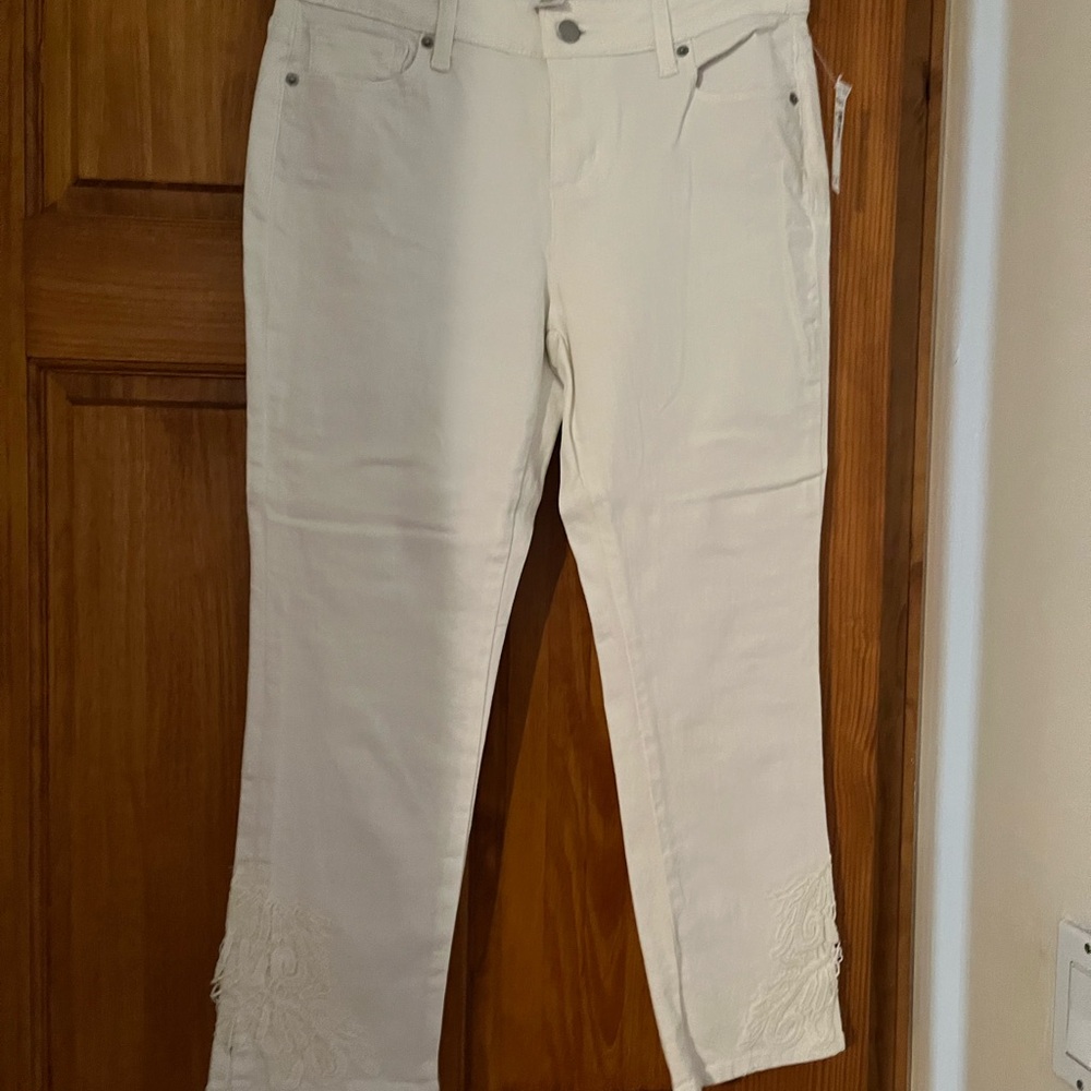 Westport 6P Signature Fit white Capri pants. Never Worn